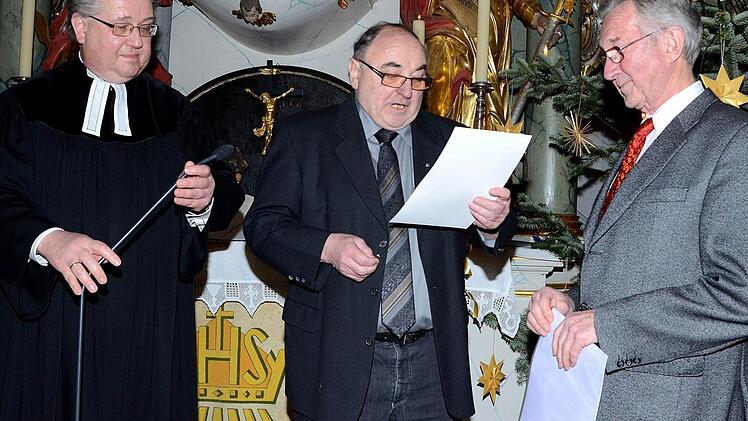 Obmann Helmut Müller verliest die Urkunde des "Verbandes der Posaunenchöre in Bayern".