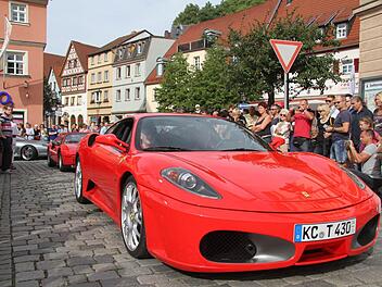Ferrari-Parade am Marktplatz: Die roten Renner zogen bei der italienischen Nacht die Massen an.  Fotos: Sonja Adam