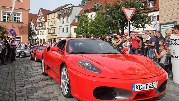 Ferrari-Parade am Marktplatz: Die roten Renner zogen bei der italienischen Nacht die Massen an.  Fotos: Sonja Adam