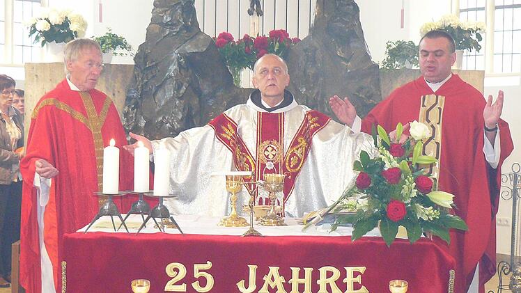 Pfarrer Pater Godfryd Mizerski (Mitte) zelebrierte zusammen mit den Geistlichen Helmut Spindler (links) und Michael Osak den Festgottesdienst zum 25. Jubiläum seiner Priesterweihe in der St.-Bartholomäus-Kirche in Wartenfels.  Foto: Klaus-Peter Wulf
