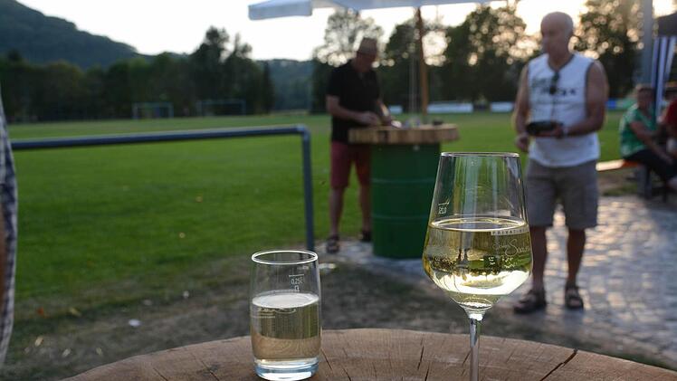 Vor und während dem Schoppenschoggen mundet ein guter Hammelburger Wein  Foto: Assmann