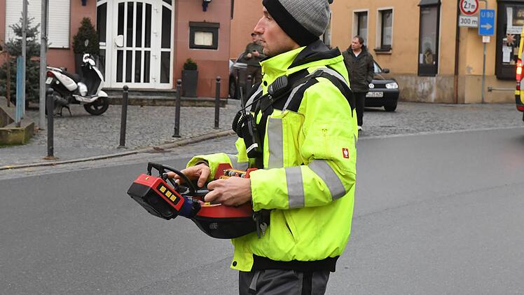 Präzise: Thomas Rydzy lenkt den Transporter mit der Fernsteuerung. Foto: Ronald Rinklef