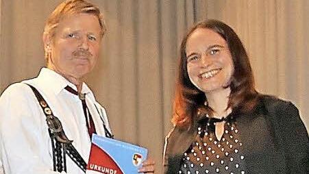 Zehn Jahre ist Karl-Heinz Helmerich Dirigent. Dafür überreichte ihm Birgit Döhler, die Kreisvorsitzende des Nordbayrischen Musikbundes , eine silberne Ehrennadel. Foto: Dieter Britz