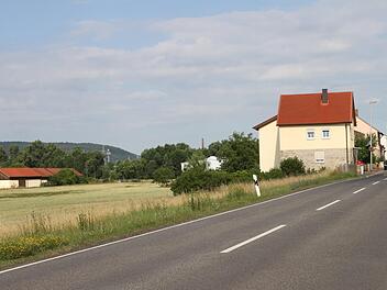 Die Straße von Ebelsbach in Richtung Stettfeld wird hier enden und nach links in die neue Umgehungsstraße eingebunden, die zwischen dem Wohnhaus (rechts) und den Feldscheunen (links) ihre neue Trasse erhalten soll.Günther Geiling
