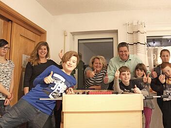 Begeisterung &uuml;ber den Naturholzkicker herrscht in der Wohngruppe "Crossover".  Foto: privat