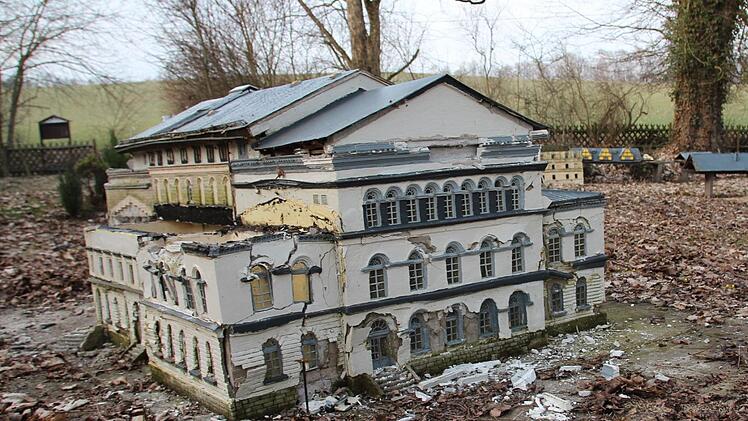 Auch der Nachbau des Coburger Landestheaters hat arg gelitten.Foto: Christiane Lehmann