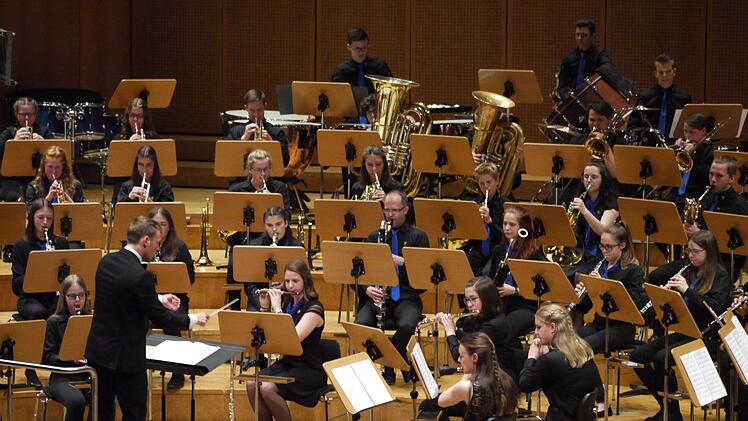 Andreas Bauer dirigiert das Jugendblasorchester.                                               Foto: Mike Wuttke