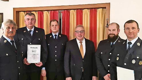 Ehrungen bei der Feuerwehr Wald&sbquo; unser Bild zeigt (von links) Vorsitzenden Edwin Hartmann, Ehrenkommandanten Klaus Bucka, Kreisbrandmeister Jonas Paulini, B&uuml;rgermeister Harald H&uuml;bner, Kommandanten Johannes Seebe und Alexander Popp (Ehrung f&uuml;...