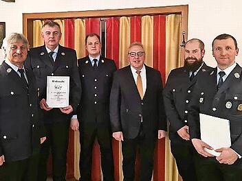 Ehrungen bei der Feuerwehr Wald&sbquo; unser Bild zeigt (von links) Vorsitzenden Edwin Hartmann, Ehrenkommandanten Klaus Bucka, Kreisbrandmeister Jonas Paulini, Bürgermeister Harald Hübner, Kommandanten Johannes Seebe und Alexander Popp (Ehrung fü...
