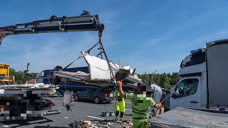 Schlüsselfeld: Komplett zerstörter Wohnwagen liegt auf der A3