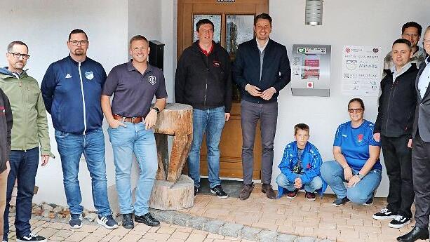 V.l.: Helmut Nentwich, Daniel Rudolph, Boris Prediger, Frank Reißenweber, Kreisbrandrat Moritz Kostka, Bürgermeister Oliver Plewa, Paul Köhler, Anne Köhler, Björn Engel, Dominik Kalter, Joachim Kempf und Daniel Fischer.