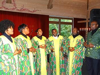 Emmanuel Ndoma (rechts) und der Chor Les Ambassadeurs pour Christ bereicherten die Veranstaltung "Zeit-T-räume". Foto: Marion Eckert