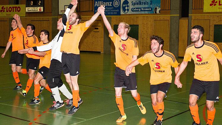 Mit ihren Fans feiern die Kleintettauer nach dem Gewinn des Kreistitels -
