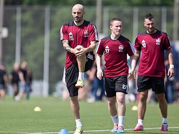 Die Spieler des 1. FC Nürnberg, Javier Pinola (l-r), Markus Mendler und Timo Gebhart, beim Training zum Saison-Auftakt im vergangenen Jahr.   Foto: Daniel Karmann/dpa