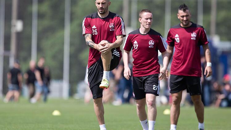 Die Spieler des 1. FC Nürnberg, Javier Pinola (l-r), Markus Mendler und Timo Gebhart, beim Training zum Saison-Auftakt im vergangenen Jahr.   Foto: Daniel Karmann/dpa