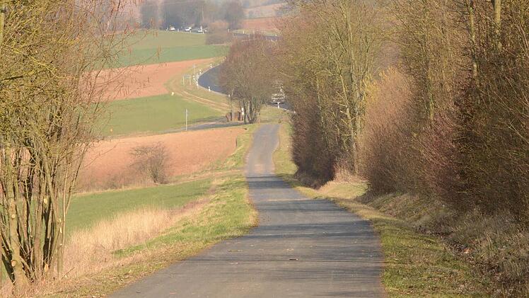 Kilometer 31: Die Kreuzkapelle in Machtilshausen im Rücken folgen der Abstieg nach Trimberg und die letzte große Steigung aus dem Dörfchen im Schatten der Trimburg hinaus. Das Gröbste ist hier geschafft.