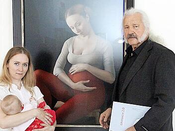 Preisträgerin Katerina Belkina hält zur Ausstellungseröffnung ihr Baby Mia in den Armen. Sie ist der Grund für ihre Inspiration.