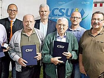 Christian Mei&szlig;ner, Bernhard Storath und Markus Knipper (hintere Reihe) ehrten mit (vorne von links) Bernhard Dietz, Horst K&ouml;cher, Erwin Sebald sowie Gerhard Elflein verdiente Mitglieder des CSU-Ortsverbandes westlich des Mains. Foto: Ernst Eiermann