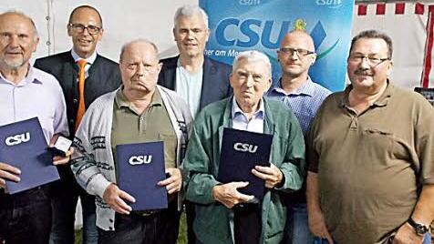 Christian Meißner, Bernhard Storath und Markus Knipper (hintere Reihe) ehrten mit (vorne von links) Bernhard Dietz, Horst Köcher, Erwin Sebald sowie Gerhard Elflein verdiente Mitglieder des CSU-Ortsverbandes westlich des Mains. Foto: Ernst Eiermann