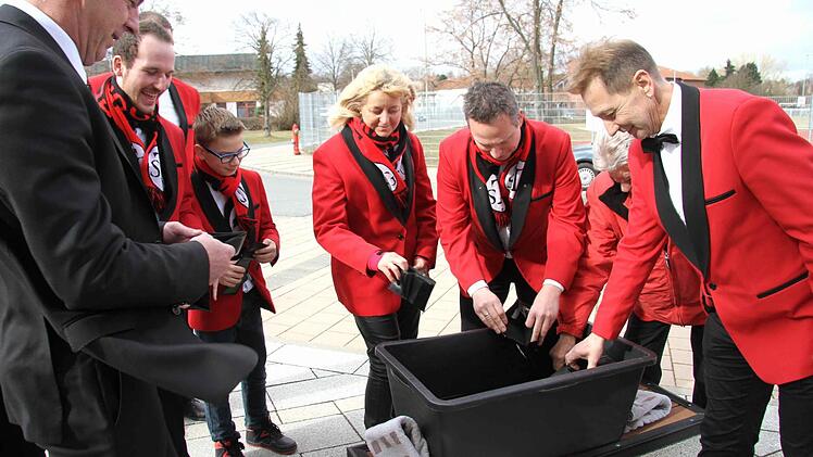 Impressionen von der Schlüsselübergabe im Weisendorfer Rathaus. Foto: Richard Sänger