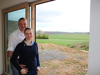 Am Neubau der Öko-Landwirte Julia und Jürgen Herrle grenzt der Korridor an, das ist ihnen die Energiewende aber wert. Foto: Ralf Ruppert