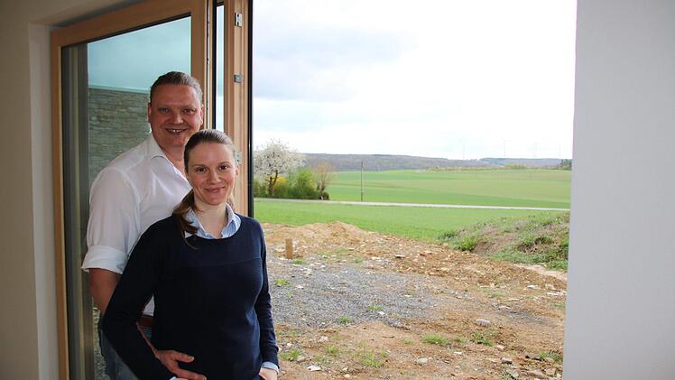 Am Neubau der Öko-Landwirte Julia und Jürgen Herrle grenzt der Korridor an, das ist ihnen die Energiewende aber wert. Foto: Ralf Ruppert