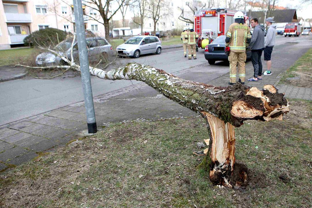 Sturm über Franken hinterlässt Schäden