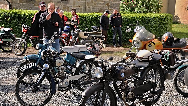 Zweirädrige Oldtimer unter sich. Da sieht die BMW von Michael Lohm (hinten rechts), die auch schon mehr als 40 Jahre auf dem Buckel hat, vergleichsweise neu aus.Helmut Will