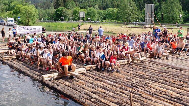Erwartungsfroh sehen die Teilnehmer der Floßfahrt auf der Wilden Rodach beim Start in Schnappenhammer entgegen.