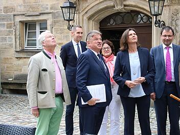 Landrat Klaus Peter Söllner erläutert Details zur Geschichte des Thurnauer Schlosses und zur Renovierung, Ministerin Ilse Aigner hört interessiert zu. Mit im Bild der Thurnauer Bürgermeister Martin Bernreuther und Marion Resch-Heckel, Abteilungsleiterin bei der Regierung von Oberfranken. Foto: Katrin Geyer
