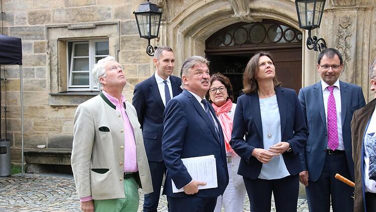 Landrat Klaus Peter Söllner erläutert Details zur Geschichte des Thurnauer Schlosses und zur Renovierung, Ministerin Ilse Aigner hört interessiert zu. Mit im Bild der Thurnauer Bürgermeister Martin Bernreuther und Marion Resch-Heckel, Abteilungsleiterin bei der Regierung von Oberfranken. Foto: Katrin Geyer