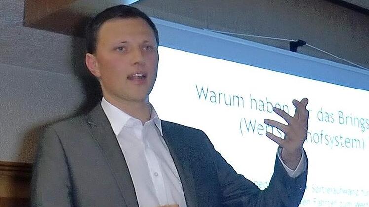 Bei einer Informationsveranstaltung in Sand stellte Julian Müller die Vorteile der Gelben Tonne heraus.  Foto: Christian Licha