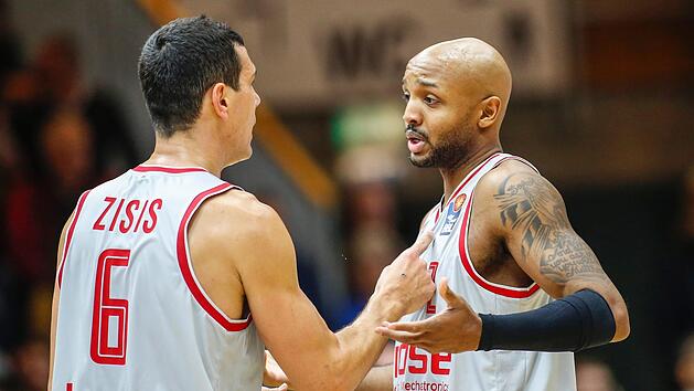 Nikos Zisis (links) und Ricky Hickman sind zwei von nur vier Spielern im Brose-Team, die bei der Niederlage in G&ouml;ttingen in der vergangenen Saison auf dem Parkett standen. Auch Augustine Rubit und Louis Olinde waren im M&auml;rz dabei. Foto: Daniel L&ouml;b