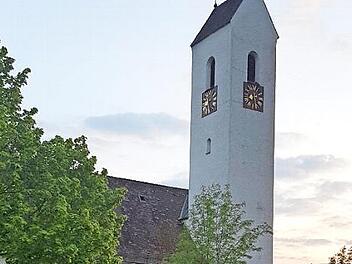 Die Kirche in Wannbach hat so einige Stellplätze zu wenig für die Besucher des Gottesdiensts. Foto: Carmen Schwind