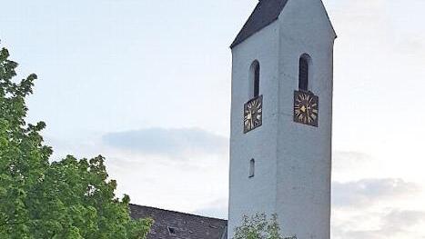 Die Kirche in Wannbach hat so einige Stellplätze zu wenig für die Besucher des Gottesdiensts. Foto: Carmen Schwind