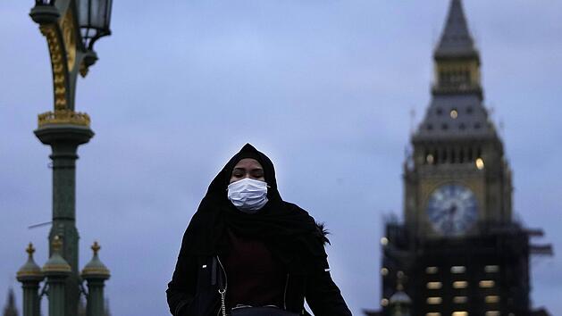 In London, wo Omikron bereits dominant ist, gibt es Ausf&auml;lle in Krankenh&auml;usern, Feuerwehren und Rettungsdiensten.