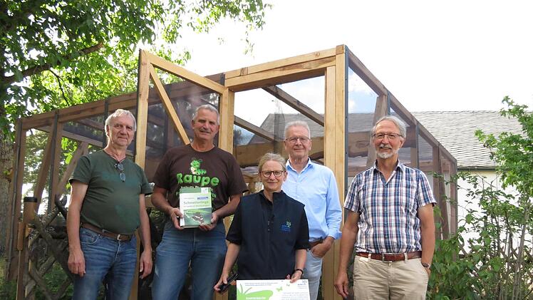 Die Initiatoren freuen sich über die neue Voliere: (von links) Michael Henz, Oskar Jungklaus, Elisabeth Assmann, Franz Zang und Bürgermeister Peter Bergel. Foto: Doris Bauer