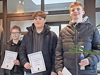 Der U16-Sieger Sebastian Quidenus (rechts) hatte bei der Siegerehrung gut lachen. Seine Niederlage durch sein klingelndes Handy hatte keinen Einfluss auf den Titelgewinn vor seinen Burgkunstadter Vereinskollegen Jonas Wagner (Mitte) und Robert Kral.