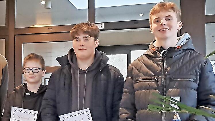 Der U16-Sieger Sebastian Quidenus (rechts) hatte bei der Siegerehrung gut lachen. Seine Niederlage durch sein klingelndes Handy hatte keinen Einfluss auf den Titelgewinn vor seinen Burgkunstadter Vereinskollegen Jonas Wagner (Mitte) und Robert Kral.