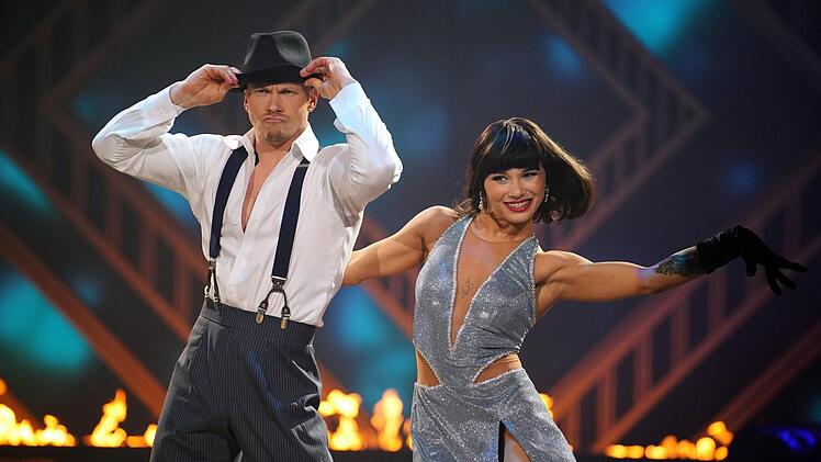 Fabian Hambüchen und Anastasia Maruster eröffneten mit einem Cha-Cha-Cha. Nur Herr Llambi vergab ein neun Punkte, was viele Fans bei Instagram ungerecht hoch fanden. 25 Punkte insgesamt.