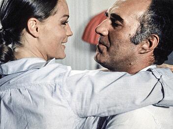Gl&uuml;ckliche Stunden verleben Pierre (Michel Piccoli) und seine Geliebte H&eacute;l&egrave;ne (Romy Schneider).