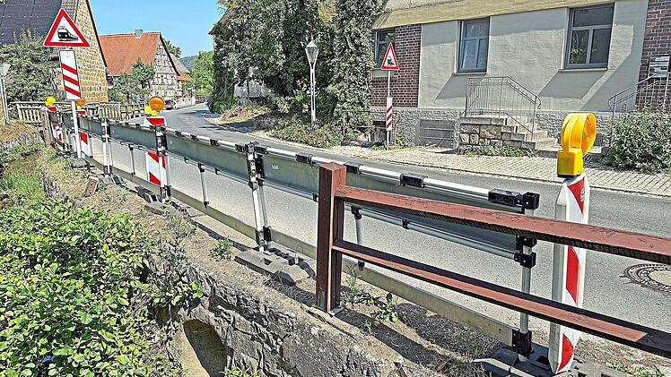 Das gesamte h&ouml;lzerne Gel&auml;nder ist besch&auml;digt und wird durch ein neues &ndash; wieder in Holzbauweise &ndash; ersetzt.