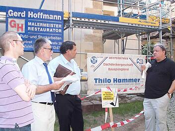 Dieter Lenzer, Bürgermeister Josef Mend, Rupert Maier und Architekt Matthias Wieser an der Baustelle. Fotos: Marina Zimmermann