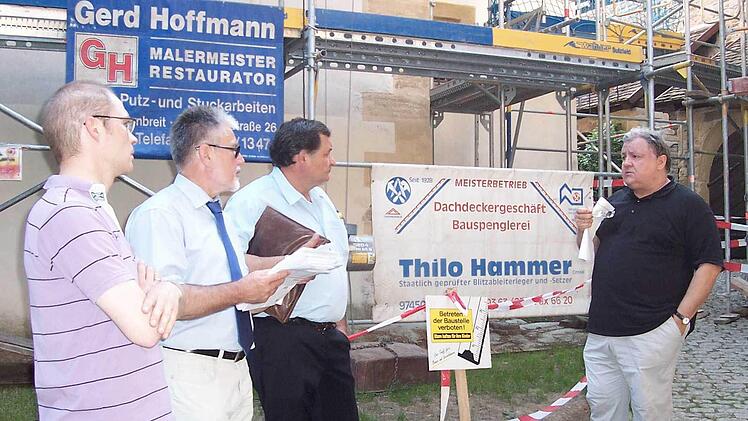 Dieter Lenzer, Bürgermeister Josef Mend, Rupert Maier und Architekt Matthias Wieser an der Baustelle. Fotos: Marina Zimmermann