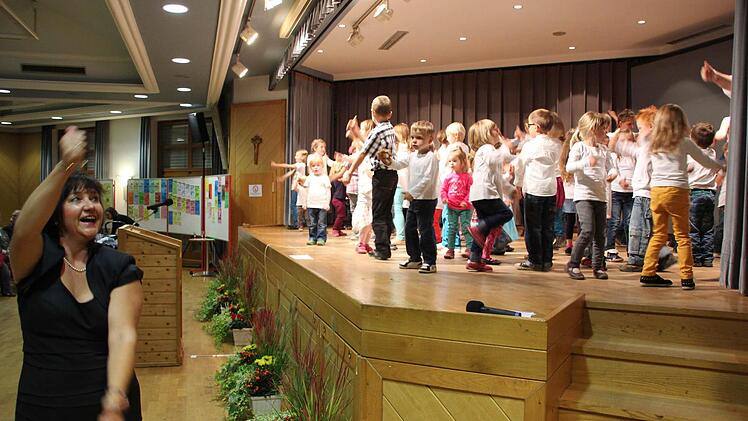 Lehrerin und Kinder in ihrem Element.
