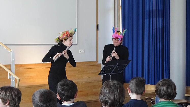 Nicht nur Tamino und Pampina, auch Papageno (links) und Papagena (rechts) sind am Ende der Geschichte der "Zauberflöte" glücklich vereint.