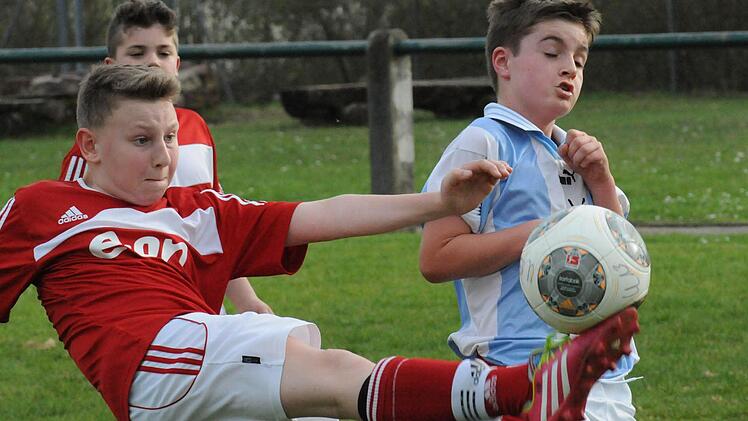 Steuerte einen Treffer zum ersten Saisonsieg bei: Nüdlingens Kilian Back (links), hier im Duell mit Andreas Virnekäs (SG Lauter) Foto: ssp