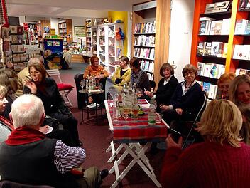 Gut besucht war das erste Treffen des neuen Buchklubs. Jeden vierten Donnerstag treffen sich interessierte Lesefreunde in der Bad Kissinger Buchhandlung Schöningh. Foto: privat