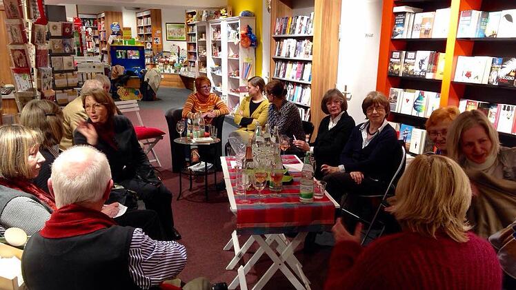 Gut besucht war das erste Treffen des neuen Buchklubs. Jeden vierten Donnerstag treffen sich interessierte Lesefreunde in der Bad Kissinger Buchhandlung Schöningh. Foto: privat