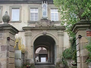 Für das Schloss ließ die Gemeinde ein Gutachten erstellen. Ziel ist der Verkauf. Blick auf das historische Bauwerk (von oben, vom Schlossplatz aus, Haupteingang). Foto: Stefan Geiger